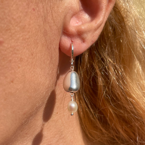 O016 Orecchini anelle sasso argento e perla