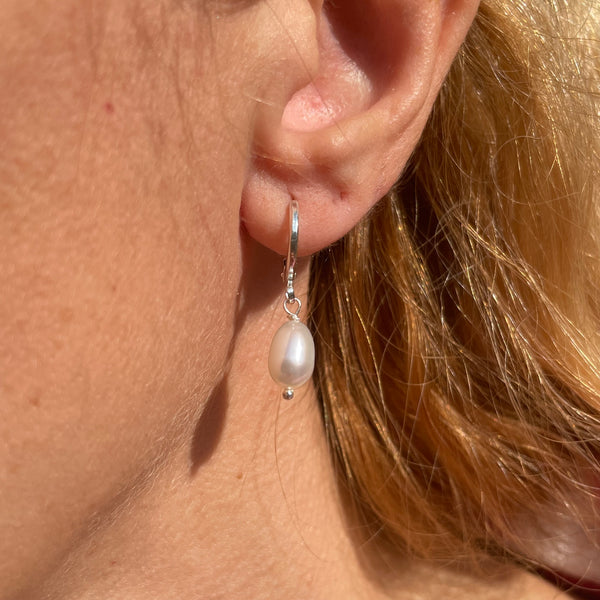 O020 Orecchini anelle con perla allungata