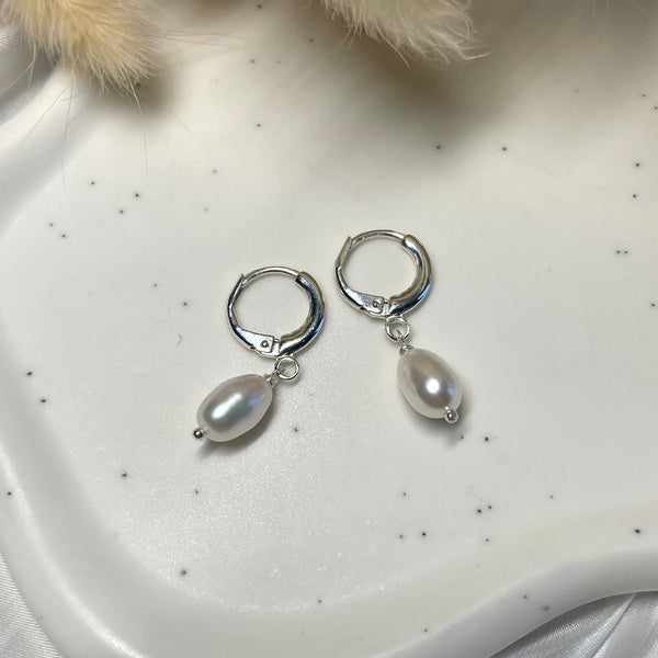 O020 Orecchini anelle con perla allungata