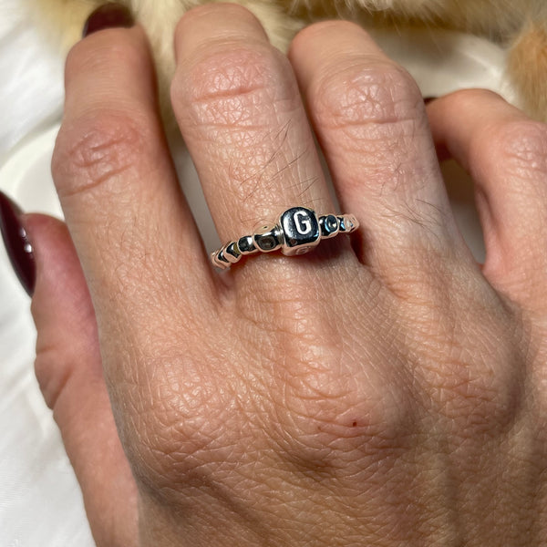 A016 Anello elasticizzato pepite mini con iniziale