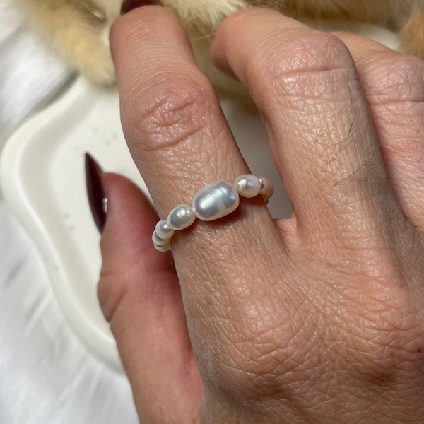 A019 Anello elasticizzato con mini perle risine e perla più grande centrale