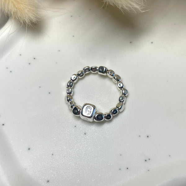 A016 Anello elasticizzato pepite mini con iniziale