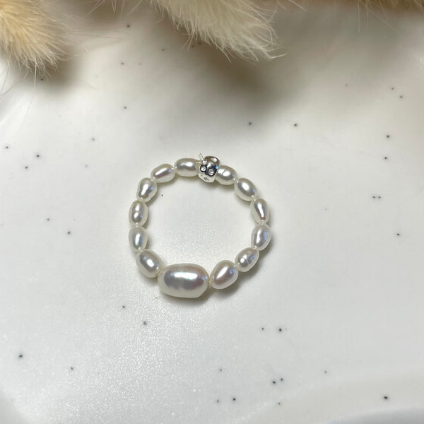 A019 Anello elasticizzato con mini perle risine e perla più grande centrale