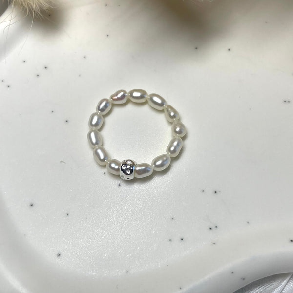 A018 Anello elasticizzato con mini perle risine