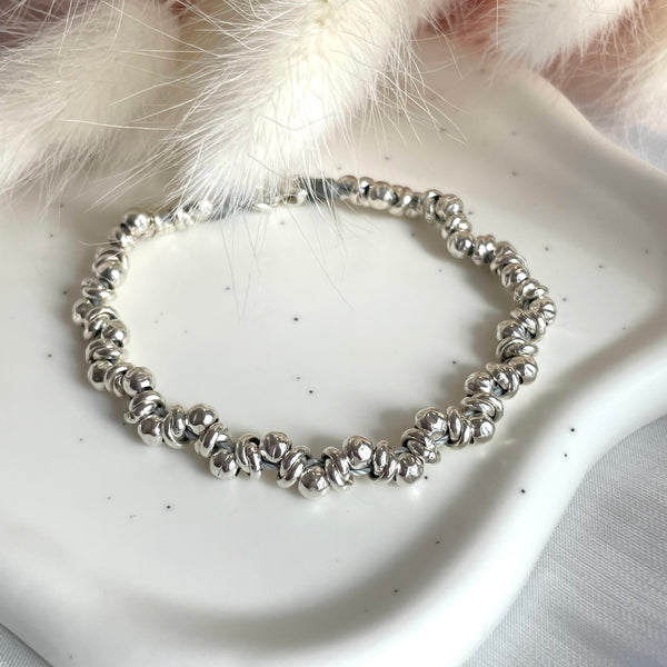 B072 Bracciale intreccio con palline martellate e nodi intreccio