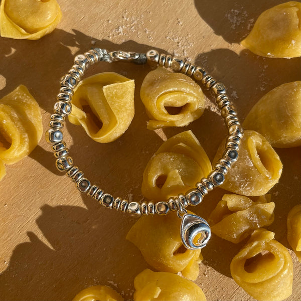 B131 Bracciale con pepite, rondelle e ciondolo Tortellino pendente