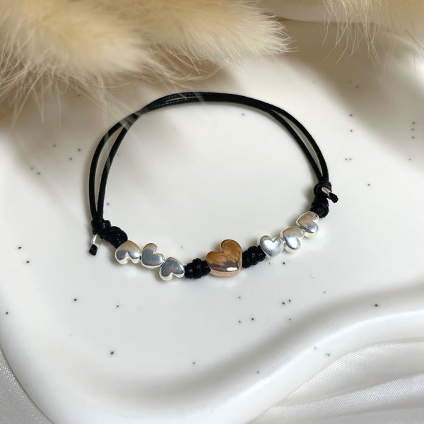 B0176 Bracciale batticuori con cordino cerato sottile, cuoricini e cuore rosato al centro