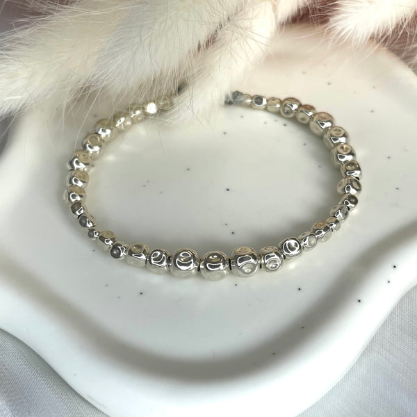 B076 Bracciale con pepite martellate in gradazione