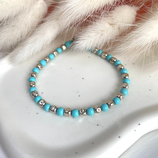 B080 Bracciale con pepite martellate piccole e palline di pasta di turchese