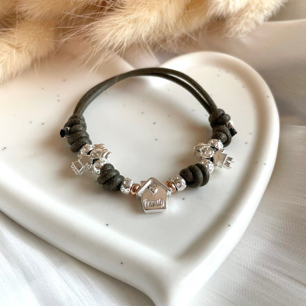 B0200 Bracciale con elementi passanti bimbi e casina Family, cordino cerato e granelli