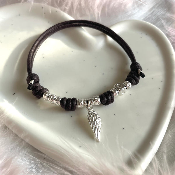 B0202 Bracciale padrino con cordino cerato, ala d’angelo e iniziale/i cubo (facoltativa)