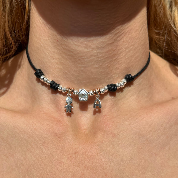 CL0128 Collana cordino cerato con granelli, casa ed elementi family first e iniziale (facoltativa)