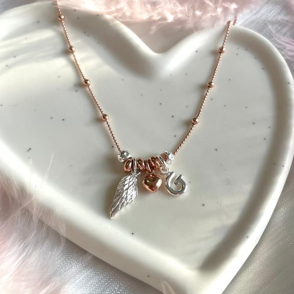 CL127 Collana palline alternate in argento con ala d’angelo pendente, cuore e iniziale pendente