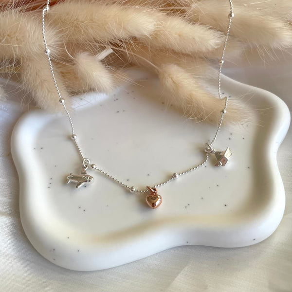 CL0138 Collana viaggi palline alternate in argento con aereo, barca e cuore pendenti