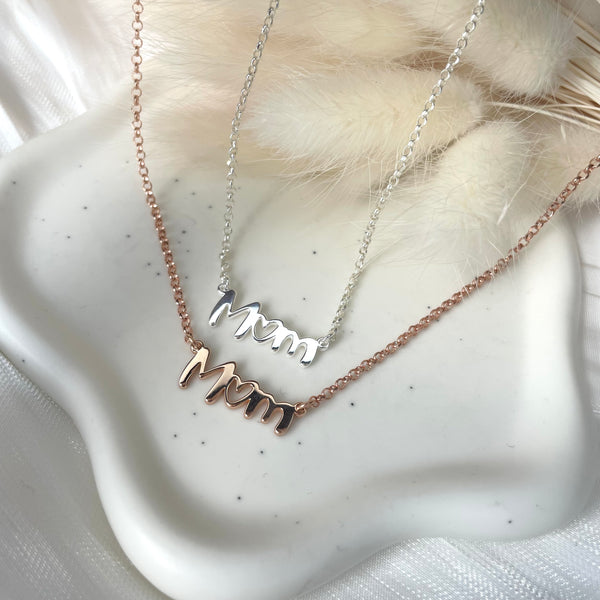 CL075 Collana con scritta Mom