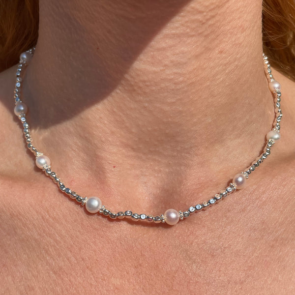 CL097 Collana con pepite mini argento e rondelle fiore e perle di fiume a sassolino