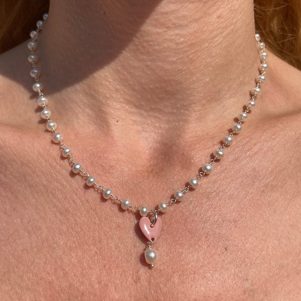 CL118 Collana rosario in argento con perle di fiume e cuore smaltato