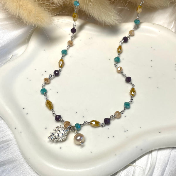 CL120 Collana rosario in argento con pietre prugna, senape, verde e champagne e ciondolo pigna