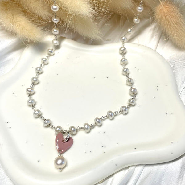 CL118 Collana rosario in argento con perle di fiume e cuore smaltato