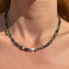 CL110 Collana con cubetti sfaccettati di rubino zoisite e perla di fiume al centro