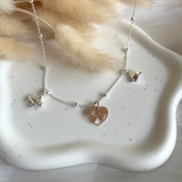CL0136 Collana viaggi palline alternate in argento con aereo, barca e mondo pendenti