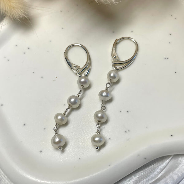 O017 Orecchini anelle con catena rosario di perle