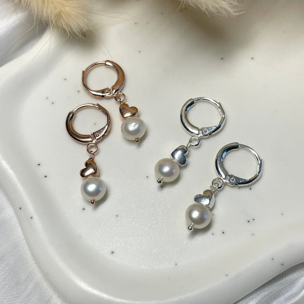 O018 Orecchini anelle con cuore e perla