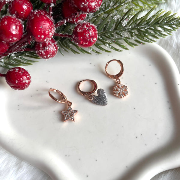 O008 Mono orecchini anelle rosate con simboli Natale