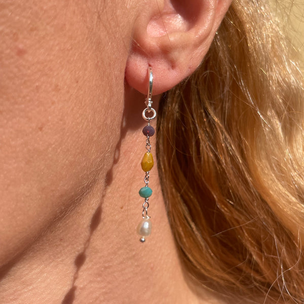 O015 Orecchini anelle con catena rosario pendente prugna, verde, senape e champagne